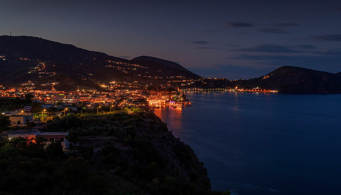 Leuchtende Lipari Stadt bei Nacht, Liparische Inseln Sizilien, Italien