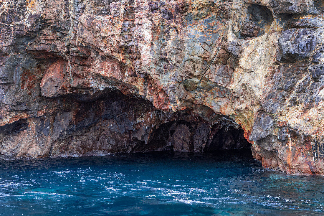 Grotte auf der Insel Basiluzzo vor Stromboli, Sizilien, Italien