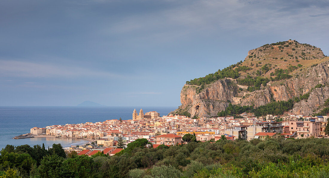 Stadt Cefalu mit Rocca di Cefalù bei Sonne am Nachmittag, Sizilien Italien\n