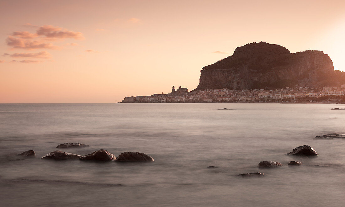 Stadt Cefalu mit Rocca di Cefalù bei Sonnenaufgang und Meer, Sizilien Italien\n