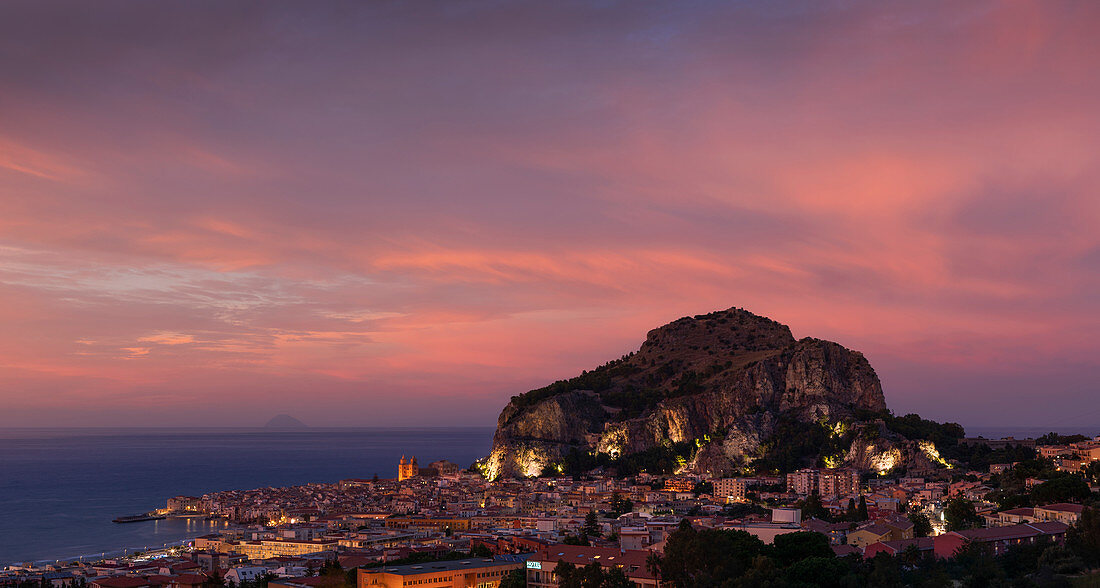 Stadt Cefalu mit Rocca di Cefalù bei Sonnenuntergang, Sizilien, Italien