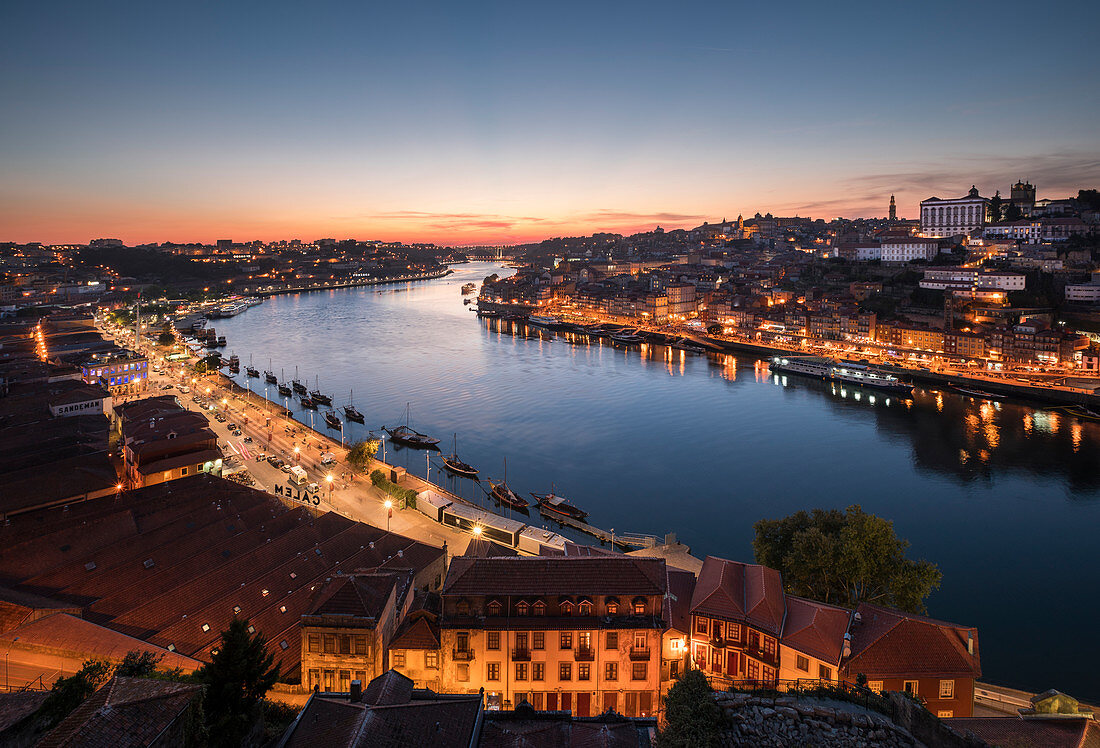 Porto mit Fluss Douro im Sonnenuntergang, Portugal\n