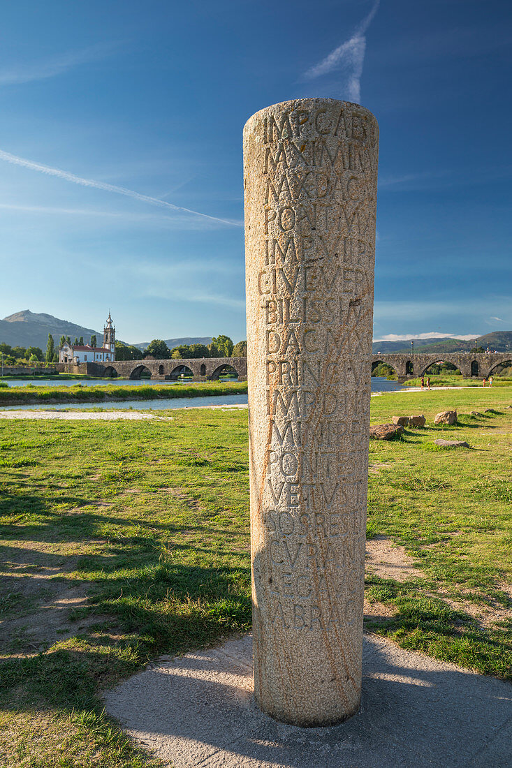 Römische Gedenksäule an Brücke Ponte de Lima mit Kirche am Tag, Portugal