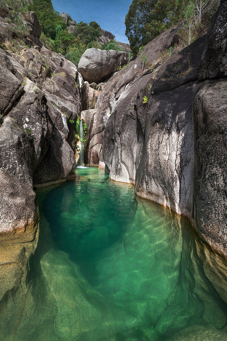 Wasserpools an der Kaskade Cascata do Arato im Nationalpark Peneda-Gerês, Portugal\n