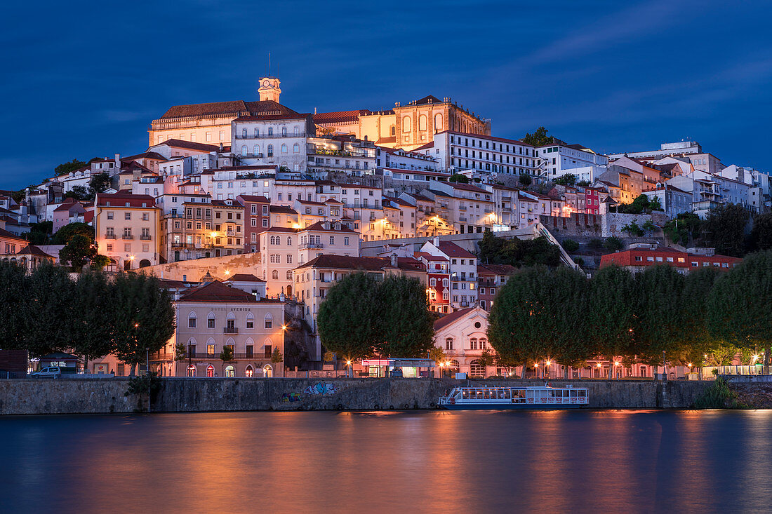 Skyline von Coimbra mit Fluss Mondego bei Nacht, Portugal\n