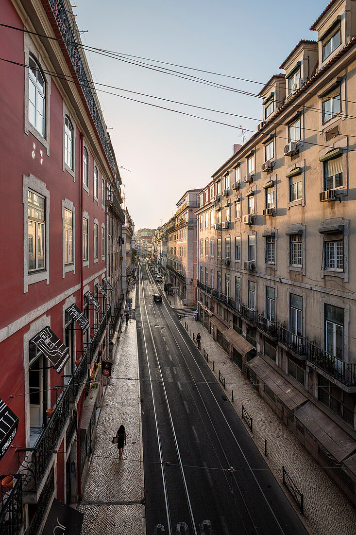 Sonnenuntergang in den Straßen von Lissabon, Portugal