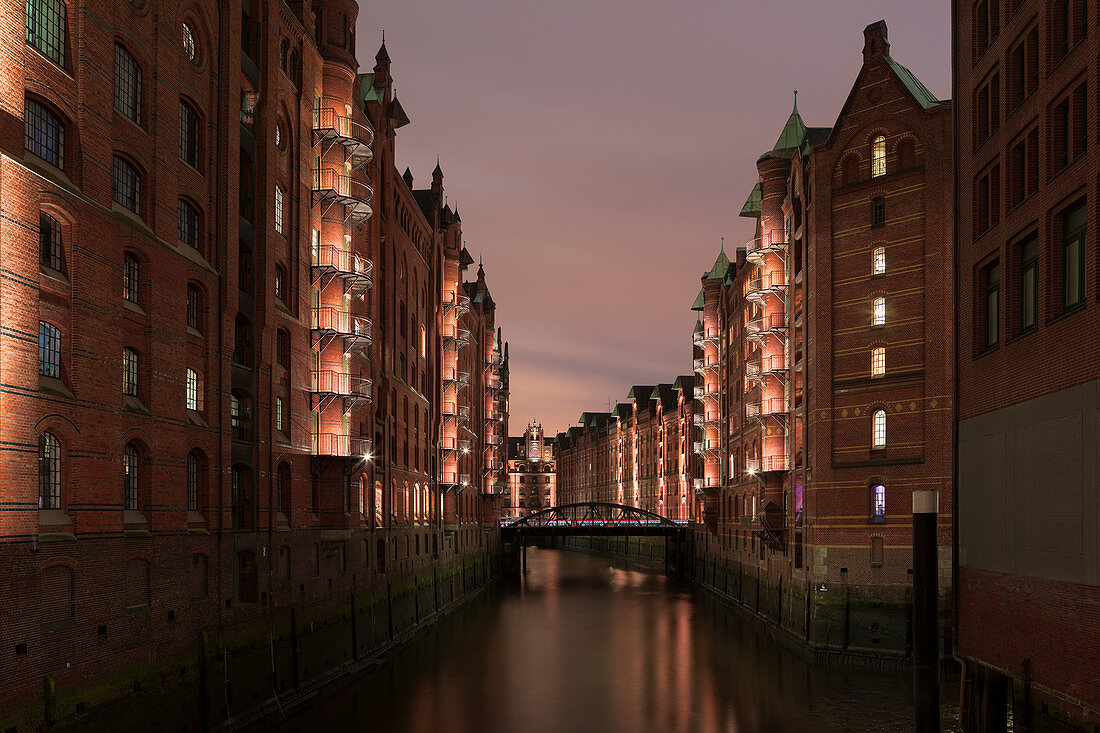 Beleuchtete Speicherstadt in Hamburg bei Nacht, Deutschland\n