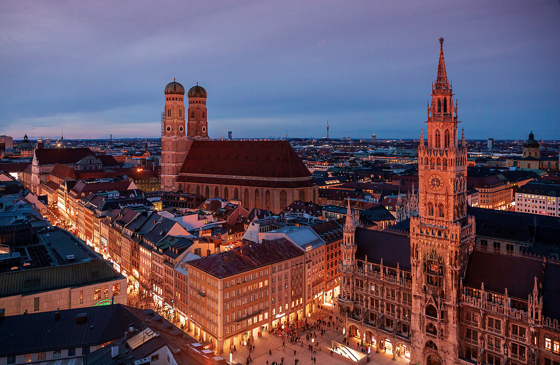 Frauenkirche, Rathaus, Marienplatz und Kaufingerstraße der Stadt München von oben bei Nacht \n