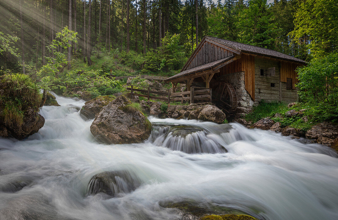 Gollinger Wasserfall mit Schwarzbach und Wassermühle, Tennengau, Salzburger Land, Österreich