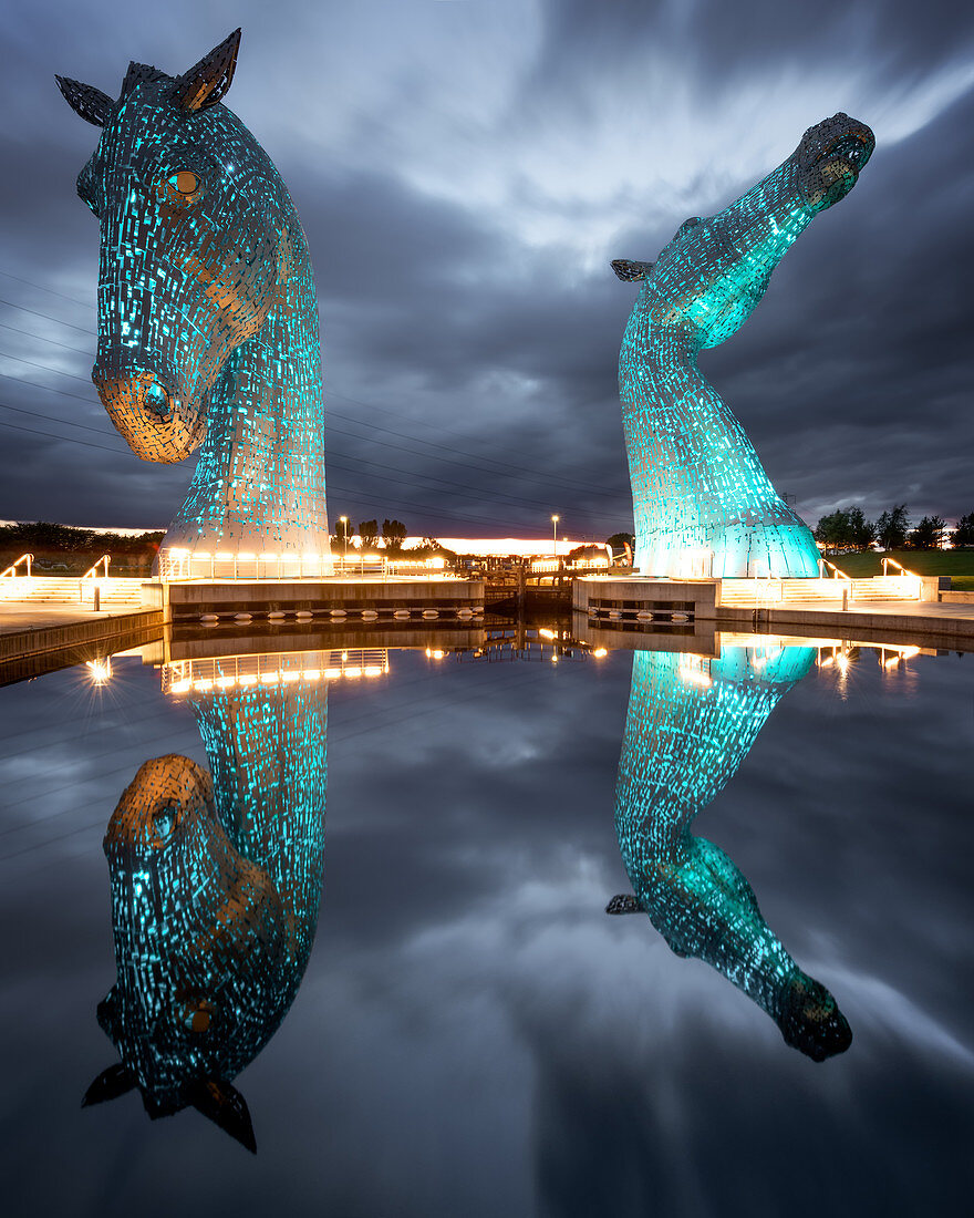 Die Kelpies zur blauen Stunde, Forth und Clyde Canal im Helix Park, Falkirk, Stirlingshire, Schottland, Vereinigtes Königreich, Europa