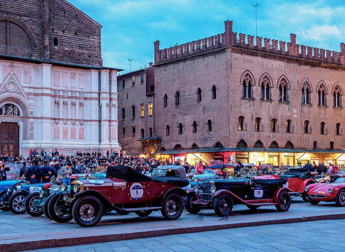 Mille Miglia (Autorennen) auf der Piazza Maggiore, Bologna, Emilia-Romagna, Italien, Europa