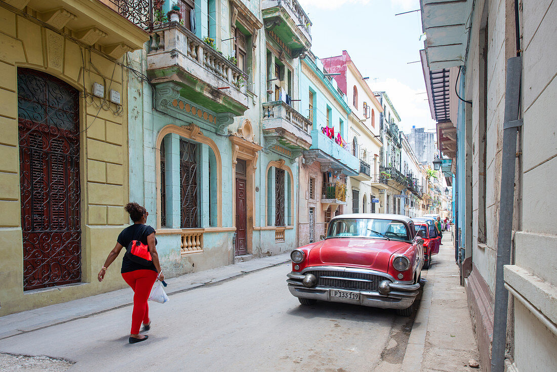 Straßenszene in Havanna, mit geändertem Fahrzeugkennzeichen und entferntem Logo, Havanna, Kuba, Westindische Inseln, Karibik, Mittelamerika