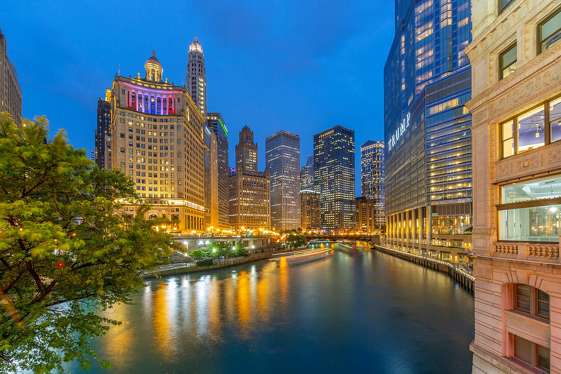 Ansicht des Chicago River und der in der Dämmerung beleuchteten Gebäude, Chicago, Illinois, Vereinigte Staaten von Amerika, Nordamerika