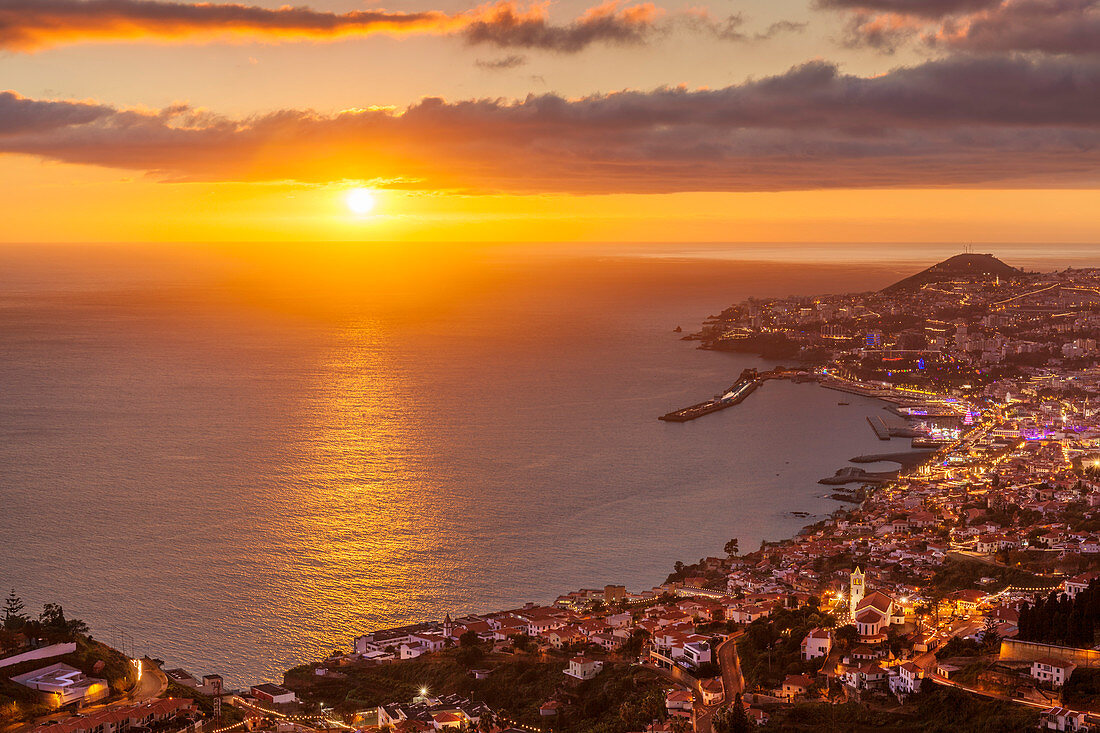 Funchal Skyline bei Sonnenuntergang mit Nachtlichtern der Stadt, Funchal, Madeira, Portugal, Atlantik, Europa