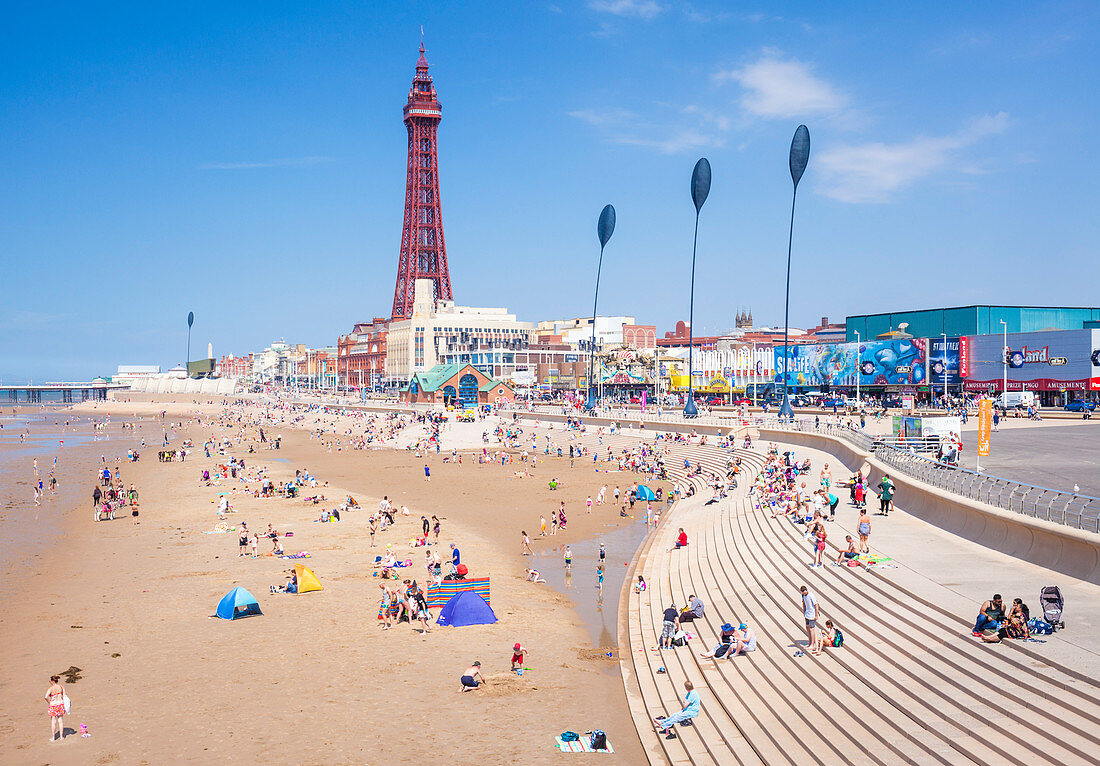 Blackpool Tower, Blackpool Strand und Strandpromenade mit Urlaubern und Touristen, Blackpool, Lancashire, England, Großbritannien, Europa