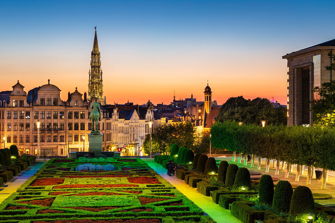 Stadtbild bei Sonnenuntergang, Mont des Arts Floodlit Garden, Brüssel, Belgien, Europa