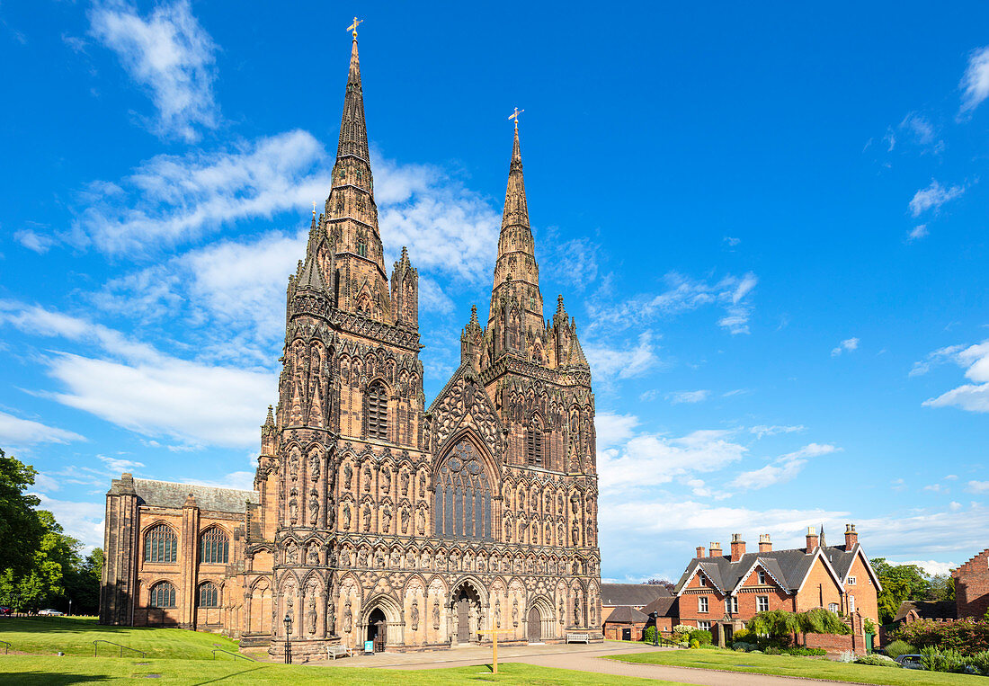 Westfront der Kathedrale von Lichfield mit Schnitzereien von St. Chad, sächsischen und normannischen Königen, Lichfield, Staffordshire, England, Vereinigtes Königreich, Europa