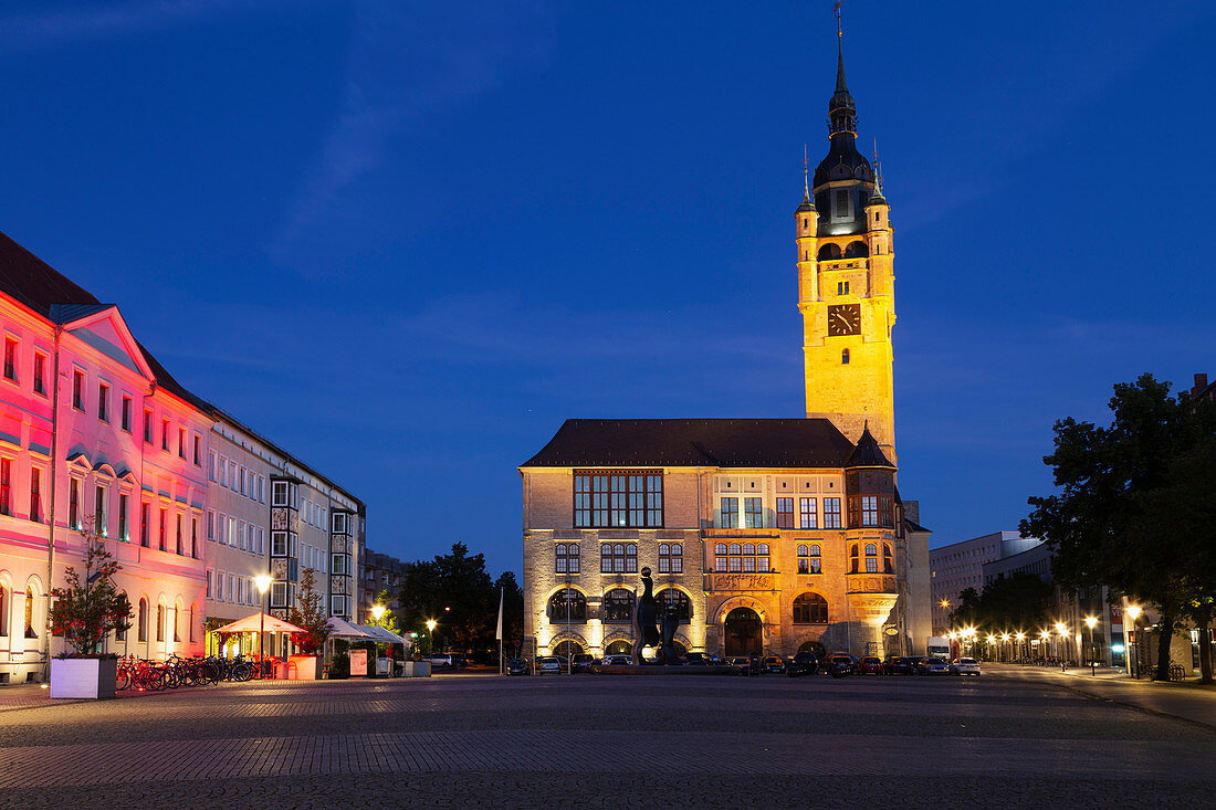 Das beleuchtete Rathaus mit seinem Glockenturm im gotischen Stil bei Nacht in Dessau, Sachsen-Anhalt, Deutschland, Europa