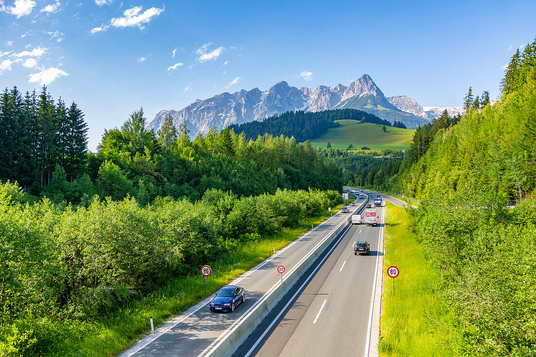 Blick aufFritzerkogel und die Autobahn bei Nischofshofen, Oberösterreich Region der Alpen, Salzburg, Österreich, Europa
