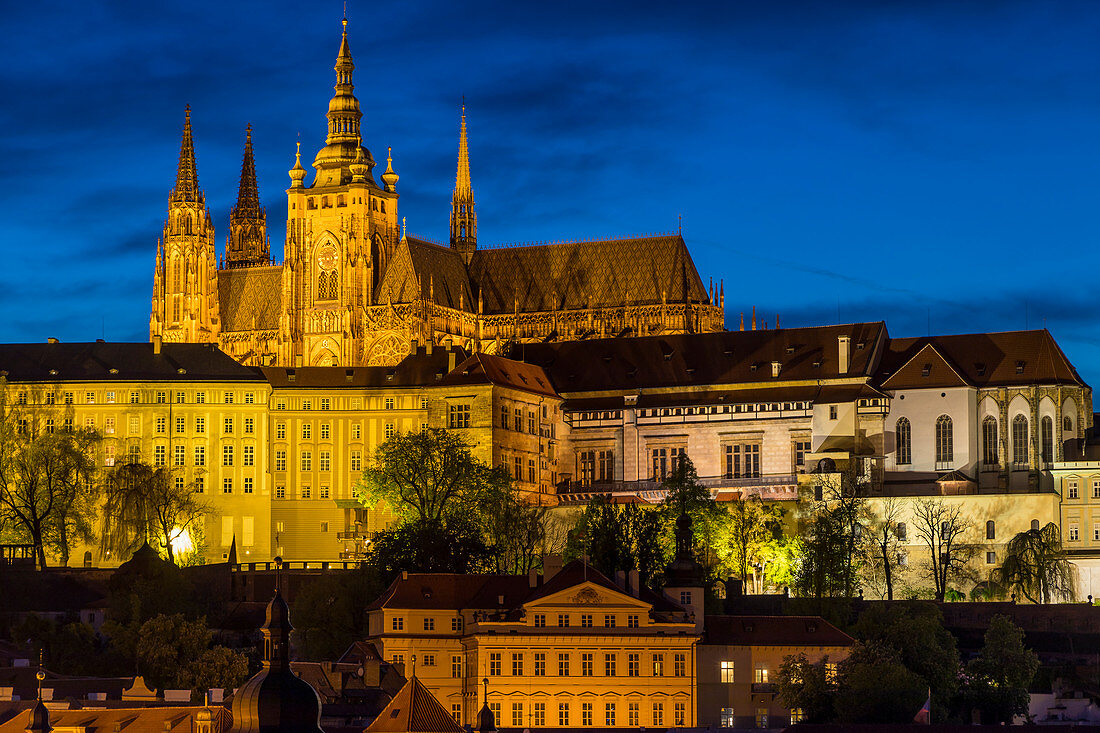 Beleuchtete Prager Burg und St.-Veits-Kathedrale gesehen von den Ufern der Moldau, UNESCO-Weltkulturerbe, Prag, Böhmen, Tschechische Republik, Europa