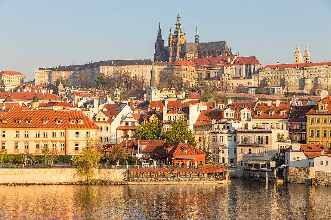 Blick vom Ufer der Moldau über den Stadtteil Mala Strana, die Prager Burg und den Veitsdom, UNESCO-Weltkulturerbe, Prag, Tschechische Republik, Europa