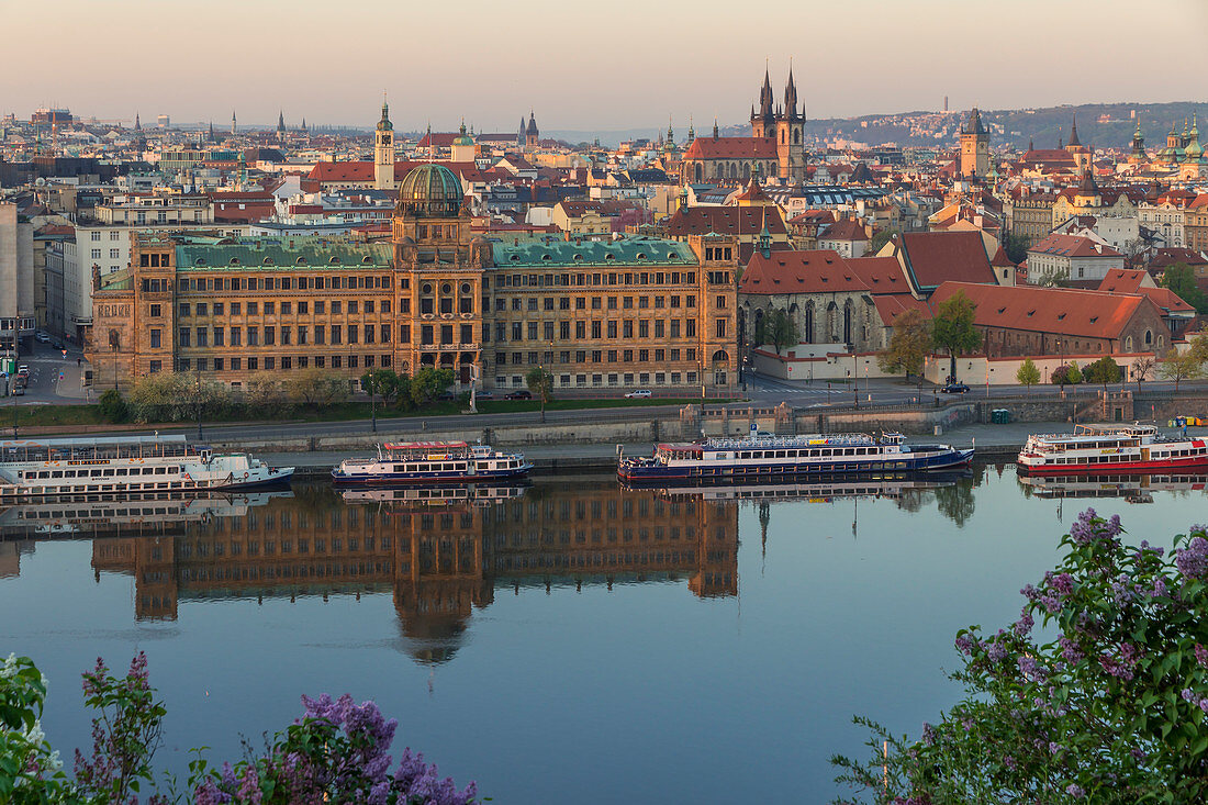 Blick von einem Aussichtspunkt auf den Letna Park über die Moldau und die Altstadt bei erstem Sonnenlicht, Prag, Böhmen, Tschechische Republik, Europa