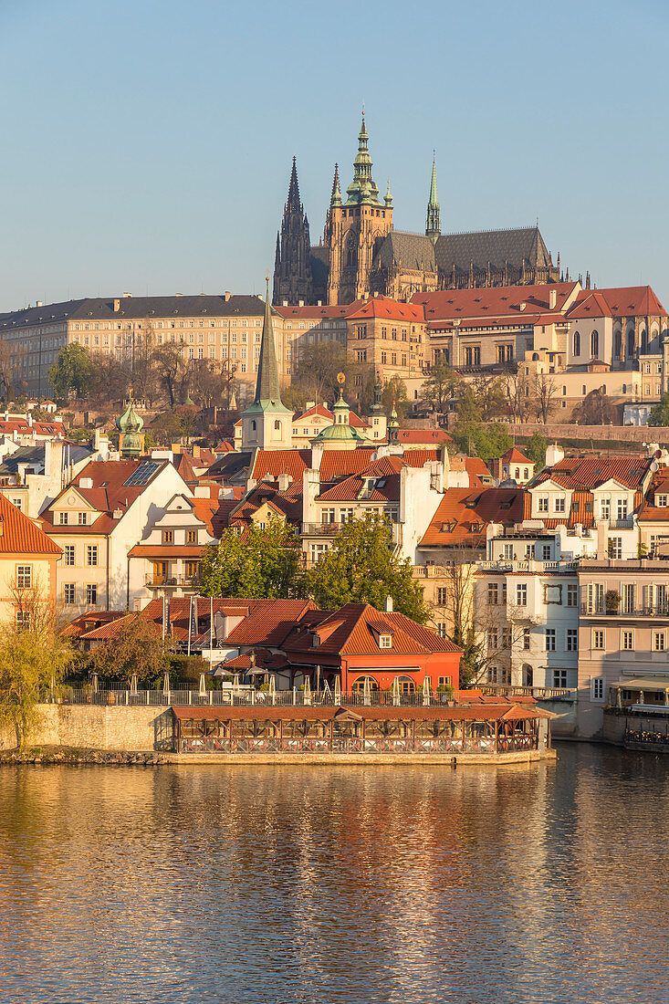 Blick vom Ufer der Moldau über den Stadtteil Mala Strana und die Prager Burg, UNESCO-Weltkulturerbe, Prag, Böhmen, Tschechische Republik, Europa