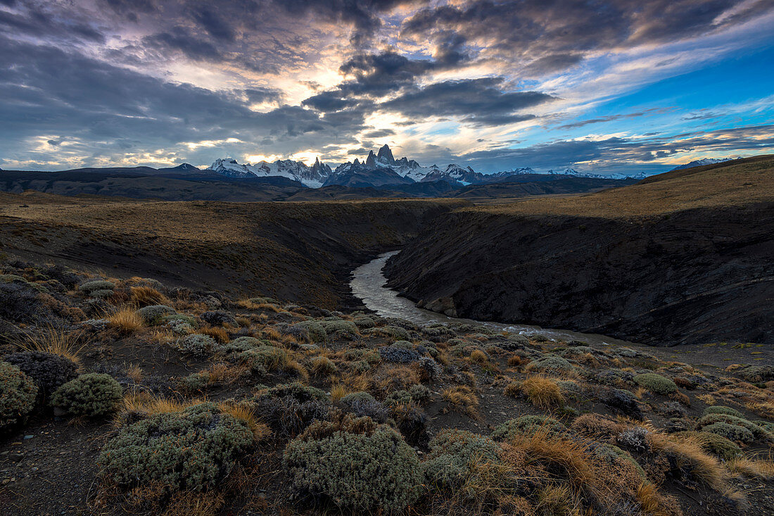 Der Fitz Roy (Cerro Chalten) mit dem Fluss Las Vueltas, einer typischen Landschaft Patagoniens, Nationalpark Los Glaciares, UNESCO-Weltkulturerbe, El Chalten, Argentinien, Südamerika