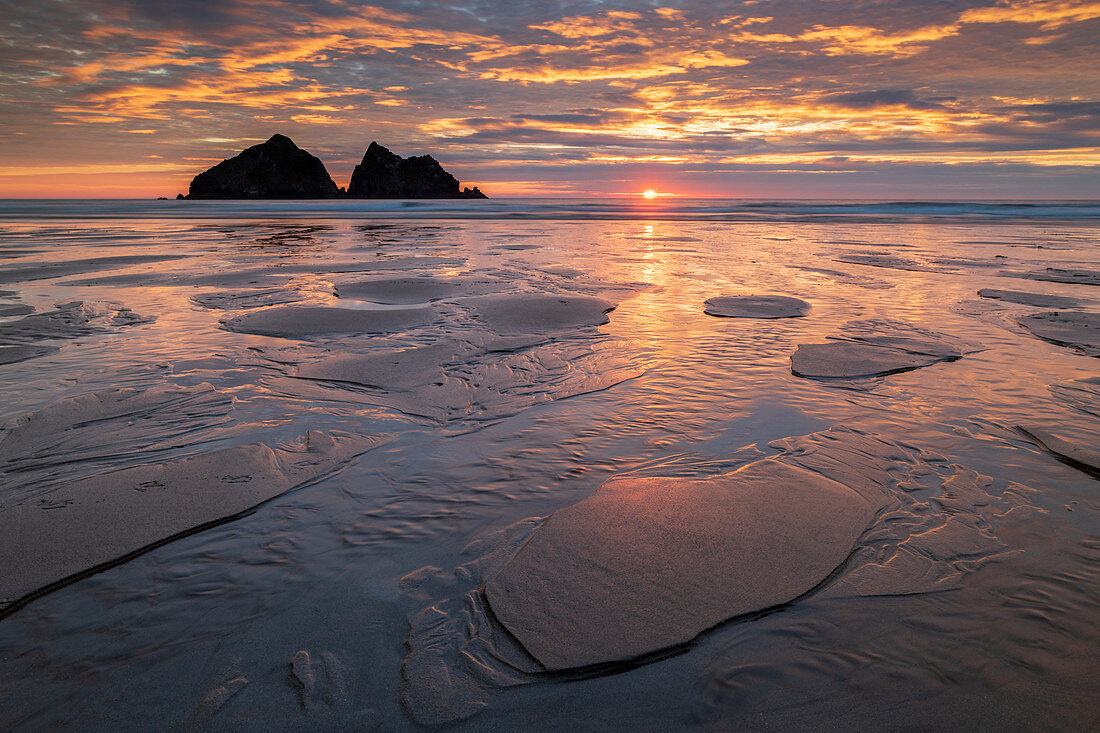 Sonnenuntergang über Holywell Bay an der Nordküste von Cornwall, Cornwall, England, Vereinigtes Königreich, Europa