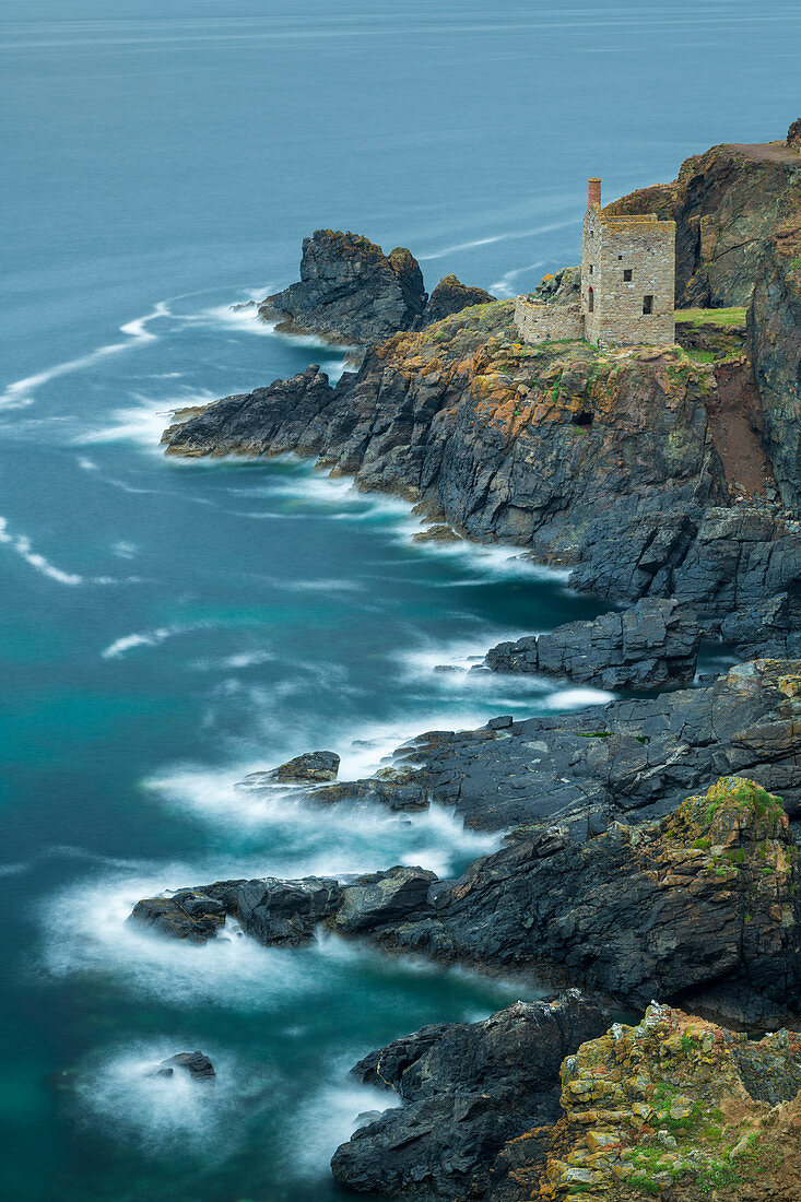 Clifftop Maschinenhaus aus einer verlassenen Zinnmine auf den Cornish Cliffs, Botallack, Cornwall, England, Großbritannien, Europa