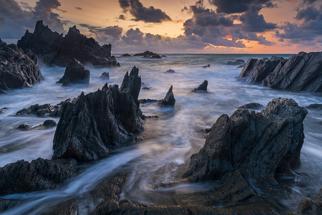 Sonnenuntergang über der dramatischen Küste von Nord-Devon, England, Großbritannien, Europa