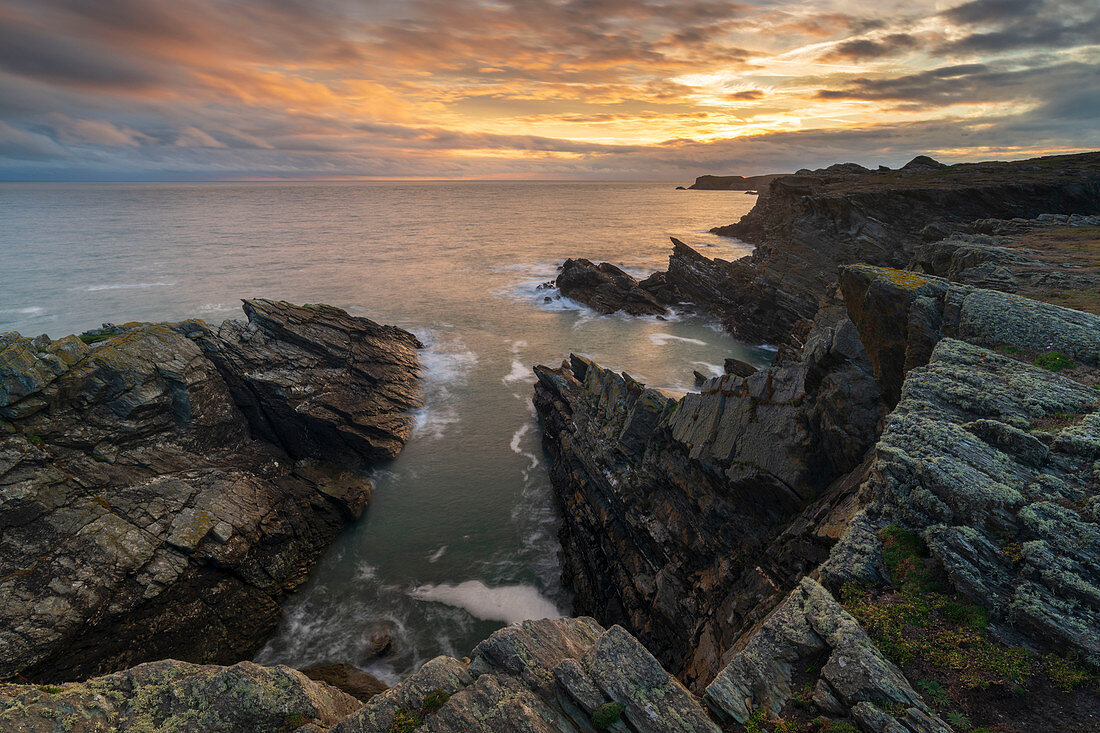 Dramatische Klippen der Anglesey-Küste, Anglesey, Nordwales, Vereinigtes Königreich, Europa