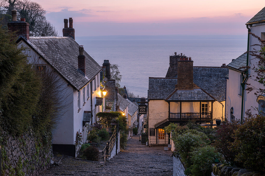 Rosa Morgenhimmel über dem hübschen Dorf Clovelly an der Nord-Devon-Küste, Clovelly, England, Vereinigtes Königreich, Europa