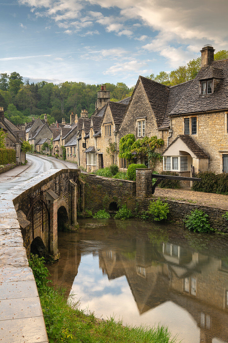 Das malerische Cotswolds-Dorf Castle Combe, Wiltshire, England, Großbritannien, Europa