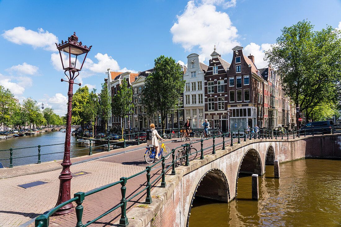 Alte Giebelgebäude und Brücke über Keisersgracht-Kanal, Amsterdam, Nordholland, Niederlande, Europa