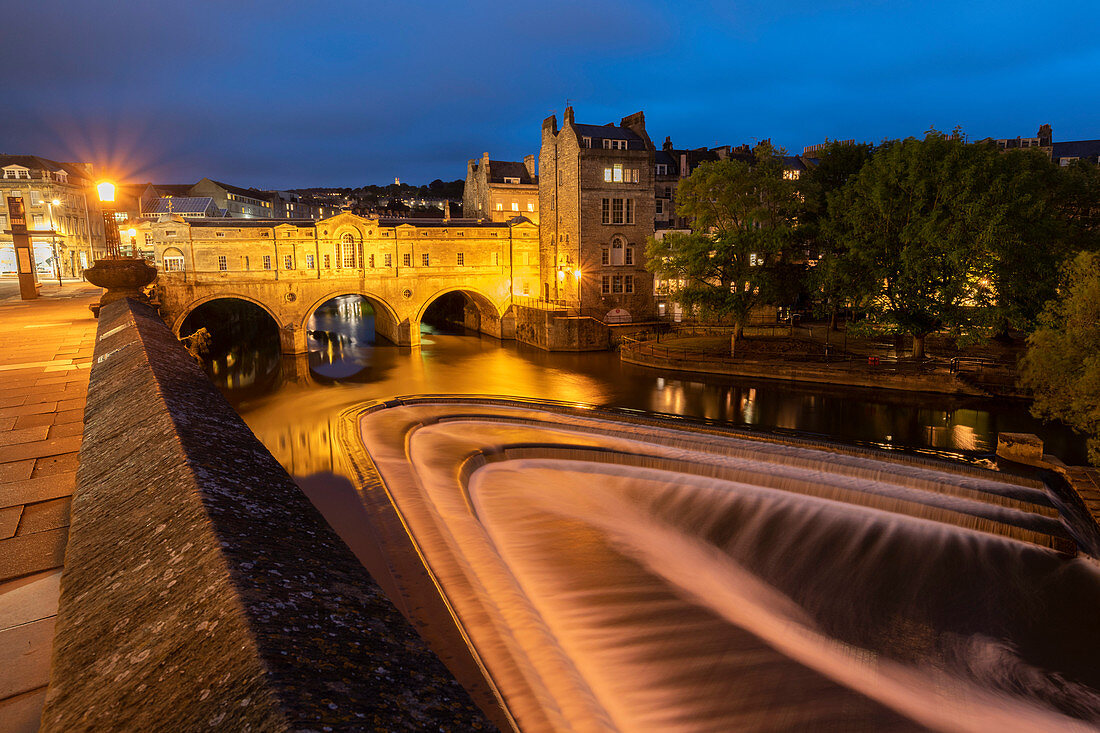 Nachtaufnahme von Pulteney Bridge und dem Fluss Avon, Bath, UNESCO-Weltkulturerbe, Somerset, England, Großbritannien, Europa