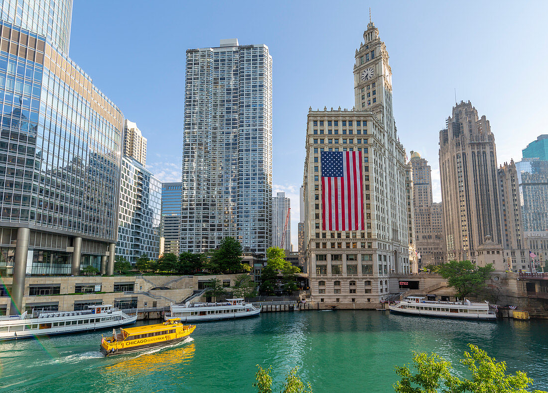Blick auf Wrigley-Gebäude, Chicago River und Wassertaxi von der DuSable-Brücke aus, Chicago, Illinois, Vereinigte Staaten von Amerika, Nordamerika