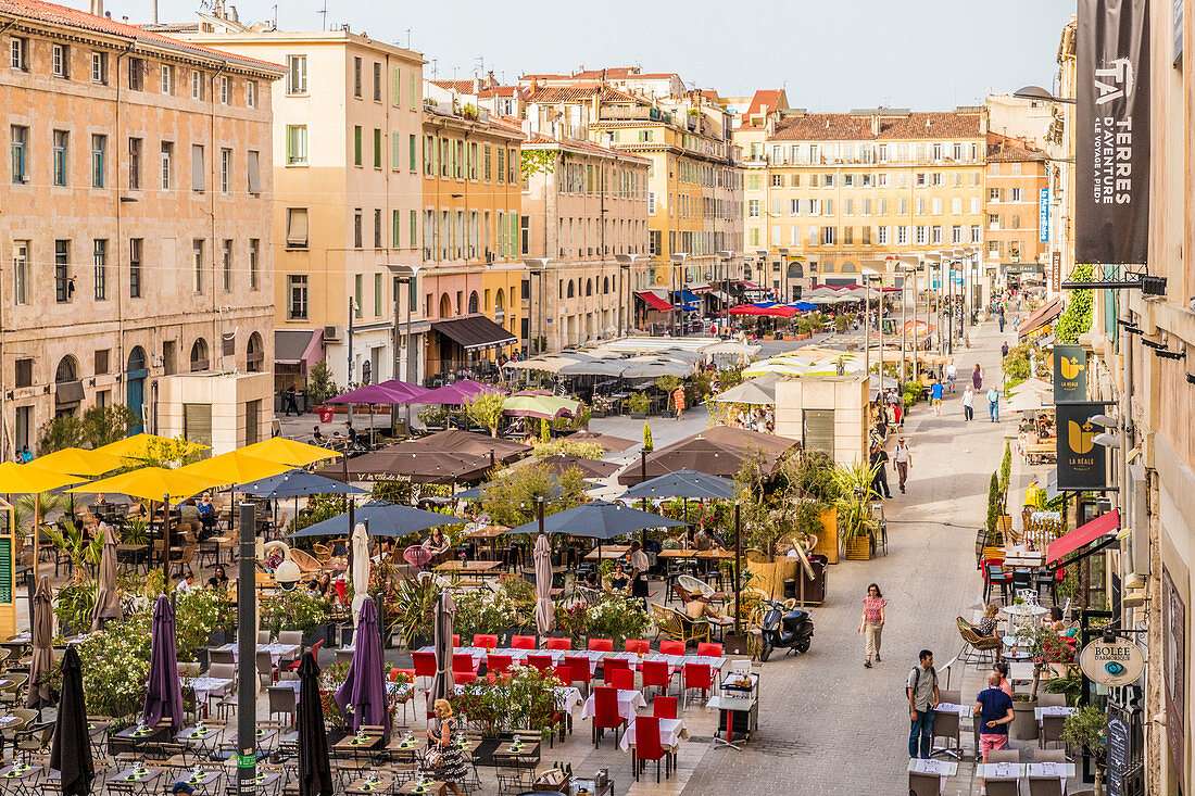 Straßencafés in Marseille, Bouches du Rhone, Provence, Provence Alpes Côte d'Azur, Französische Riviera, Frankreich, Mittelmeer, Europa