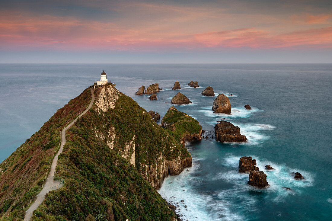 Nugget Point Leuchtturm bei Sonnenuntergang, Kaka Point, Otago, Südinsel, Neuseeland, Pazifik