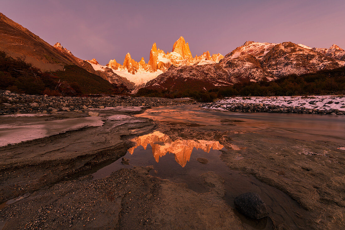 Gebirgskette mit Cerro Torre und Fitz Roy bei Sonnenaufgang reflektiert, Los Glaciares Nationalpark, UNESCO-Weltkulturerbe, El Chalten, Patagonien, Argentinien, Südamerika