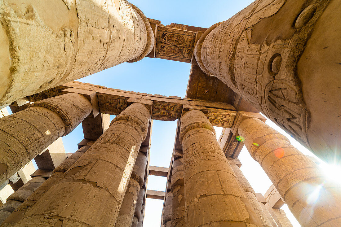 Mit Hieroglyphen verzierte Säulen in der Großen Hypostyle-Halle im Karnak-Tempel, Theben, UNESCO-Weltkulturerbe, Ägypten, Nordafrika, Afrika