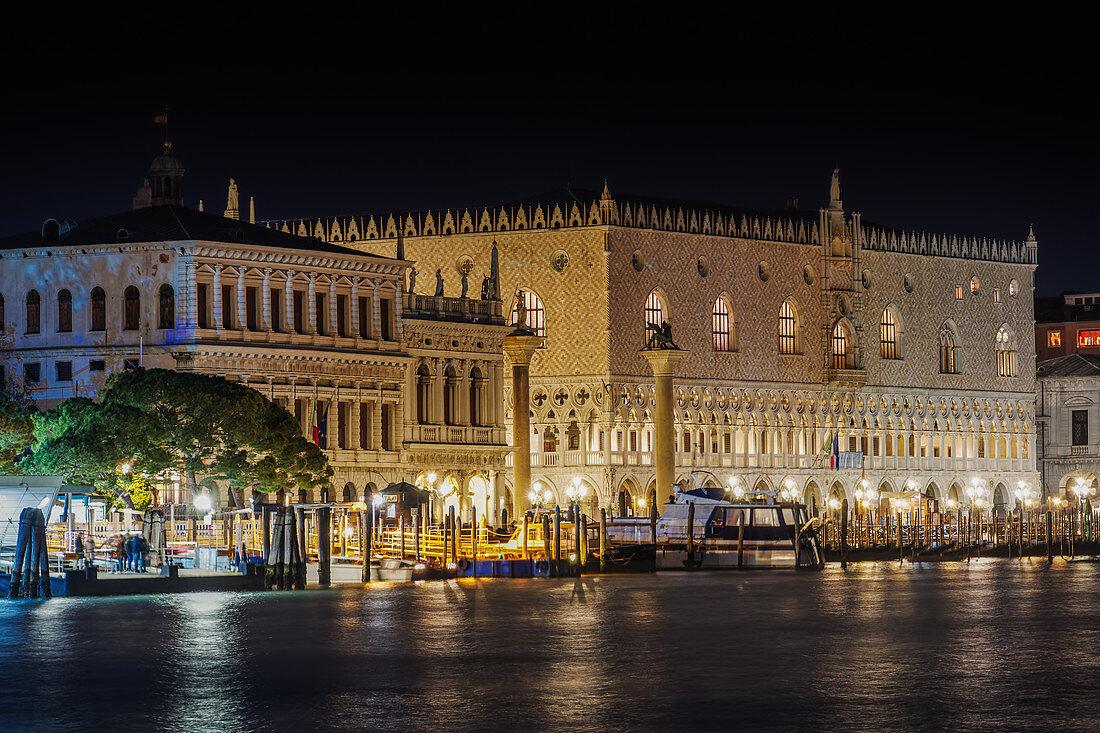 Nachtansicht der beleuchteten Fassade des Palazzo Ducale (Dogenpalast) mit Säulen am Markusplatz, Venedig, UNESCO-Weltkulturerbe, Venetien, Italien, Europa
