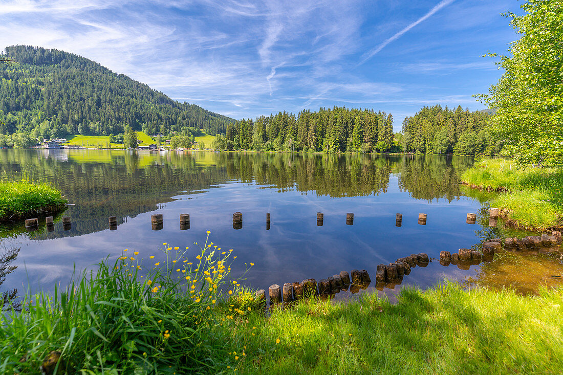 Der Schwarzsee mit Reflexionen, Kitzbühel, Österreich Tirol, Österreich, Europa