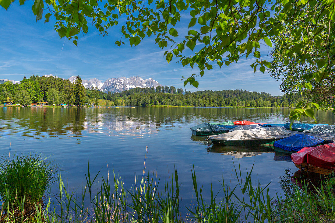 Schwarzsee mit Reflexionen des Wilden Kaisers, Kitzbühel, Österreich Tirol, Österreich, Europa