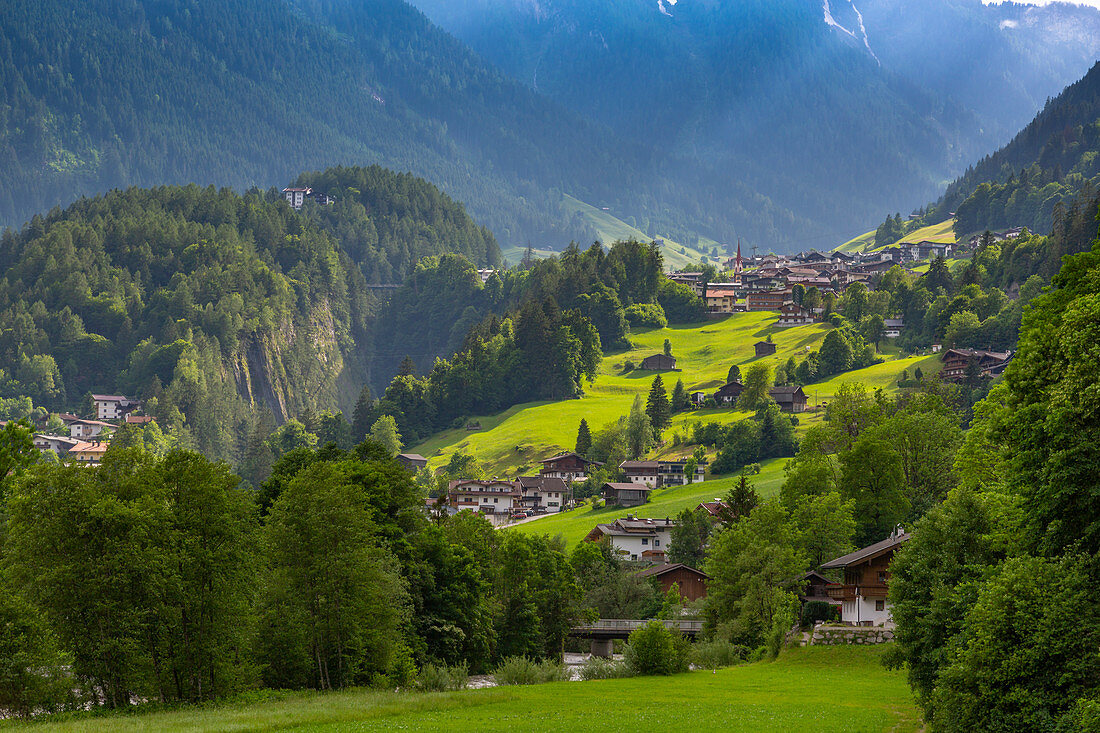 Blick auf Finkenberg und Berge von Mayrhofen, Tirol, Österreich, Europa