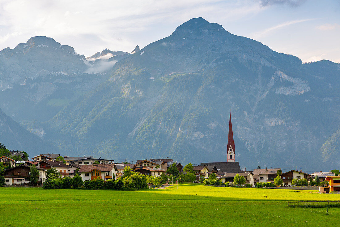 Ansicht der Dorfkirche im Tuxertal, Mayrhofen, Zillertal, Tirol, Österreich, Europa