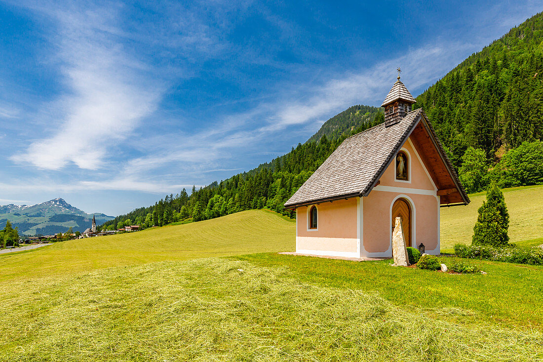 Ansicht der kleinen Kapelle nahe St. Johann, österreichische Alpen, Tirol, Österreich, Europa