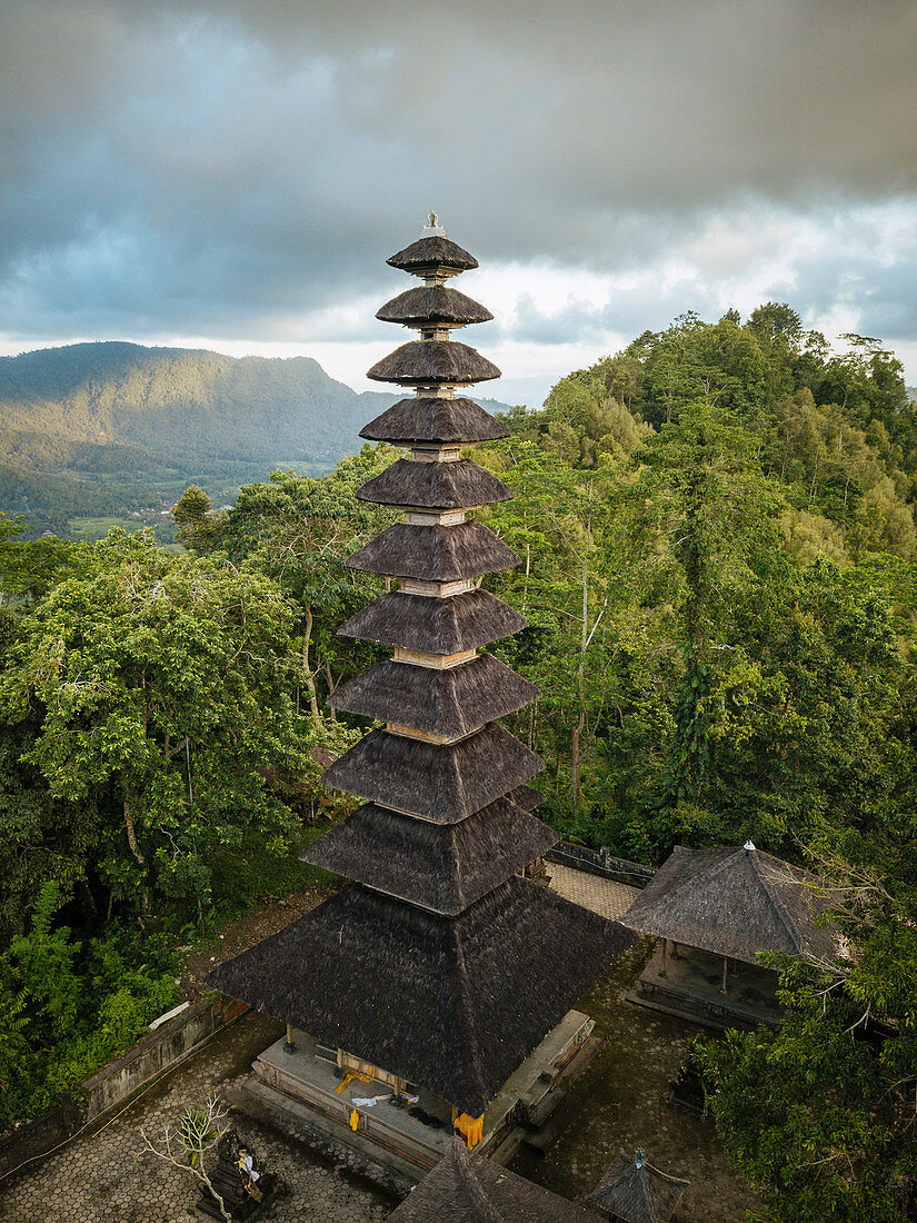 Luftaufnahme von Pura Bukit Sangkan Gunung, Sidemen, Bali, Indonesien, Südostasien, Asien