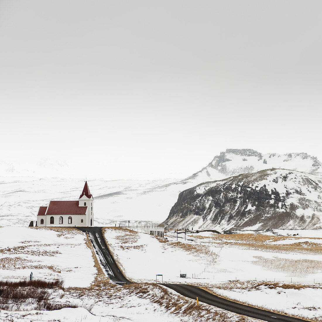 Die Kirche von Ingjaldshóll in der Nähe von Hallissandur, Snaefellsnes, Island, Polarregionen