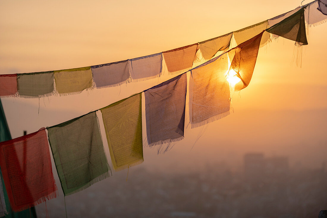 Gebetsfahnen in Swayambhunath (Affentempel) vor der Stadt bei Sonnenaufgang, Kathmandutal, Nepal, Asien